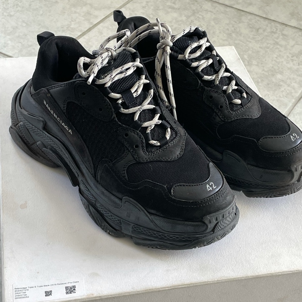 Triple S Black Balenciaga (2018 re-issue pre distressed) size 42 Mens